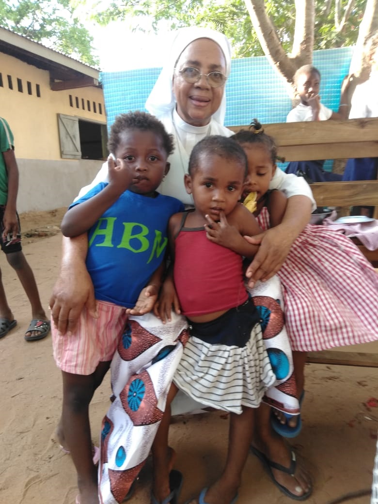 soeur Angèle avec les enfants de Bekopaka