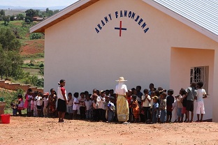 Madagascar Tsiroanomandidy le réfectoire la file des enfants