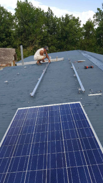 Pose des panneaux solaires sur les toits du collège de Mahambo