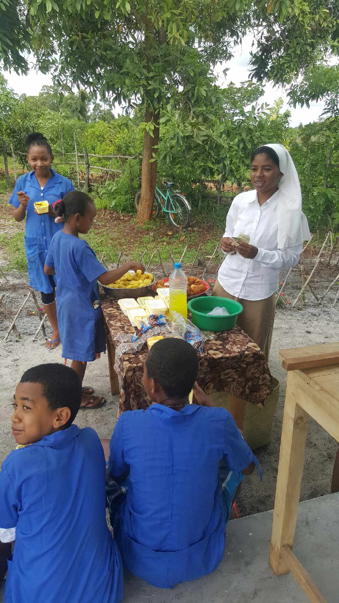 Mahambo un chantier sous le regard des élèves