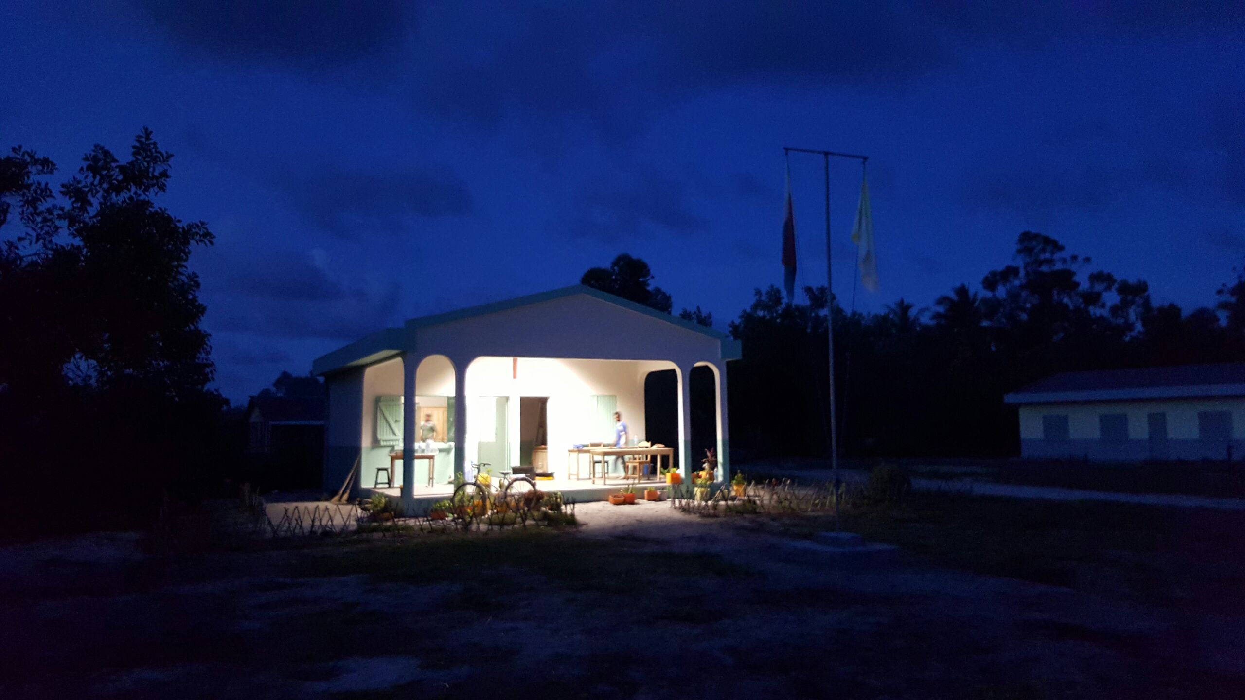 Mahambo, le bâtiment administratif éclairé la nuit