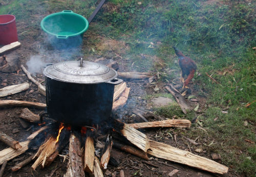 Cuisson du riz dans les cocottes traditionnelles à Imito