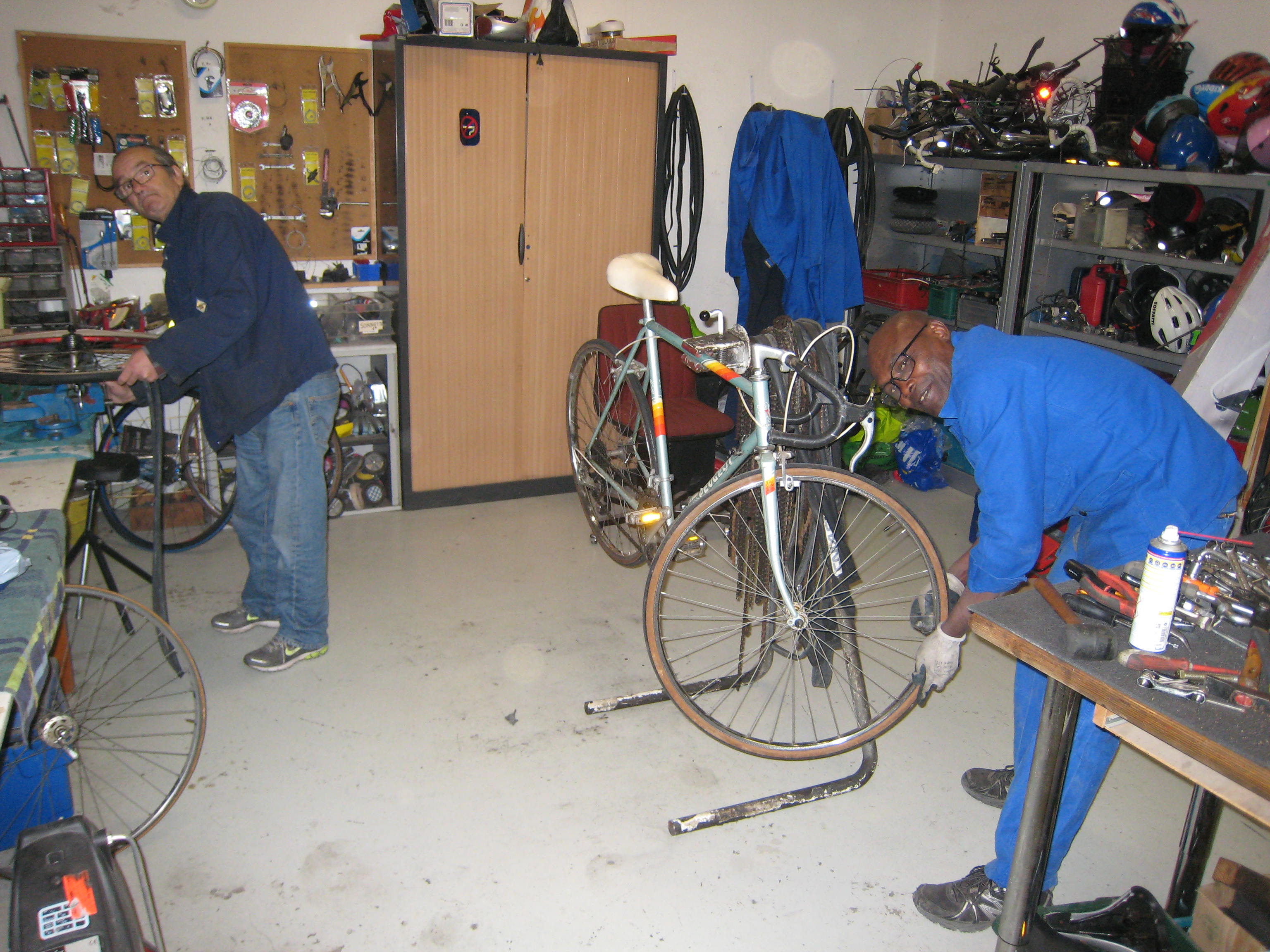 Les compagnons d`Emmaus préparent cinq vélos pour Mahambo