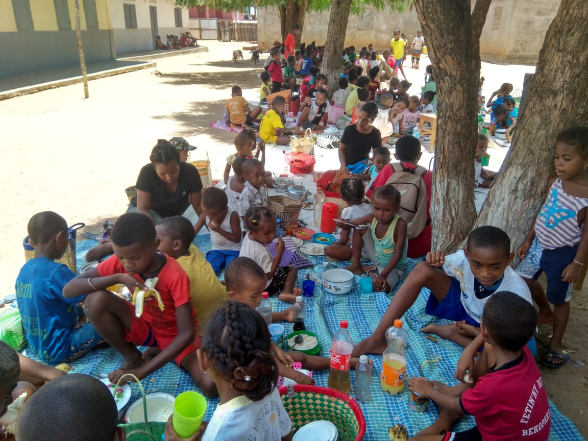 Bekopaka : au bout de la route la cantine va pouvoir ouvrir