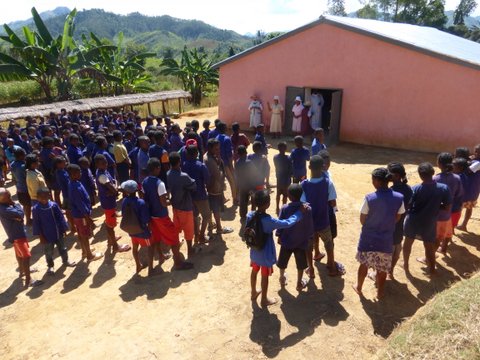 Les enfants devant la nouvelle cantine d`Ambinanindrano