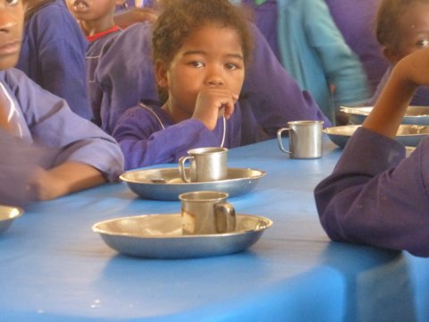 Nouvelle cantine d`Ambinanindrano : bon appétit les enfants !