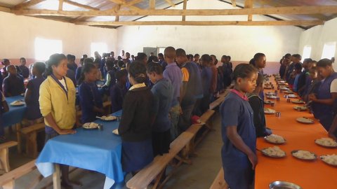 Premier repas dans la nouvelle cantine d`Ambinanindrano