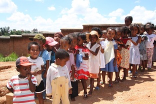 Madagascar Tsiroanomandidy enfants file avant le dejeuner2